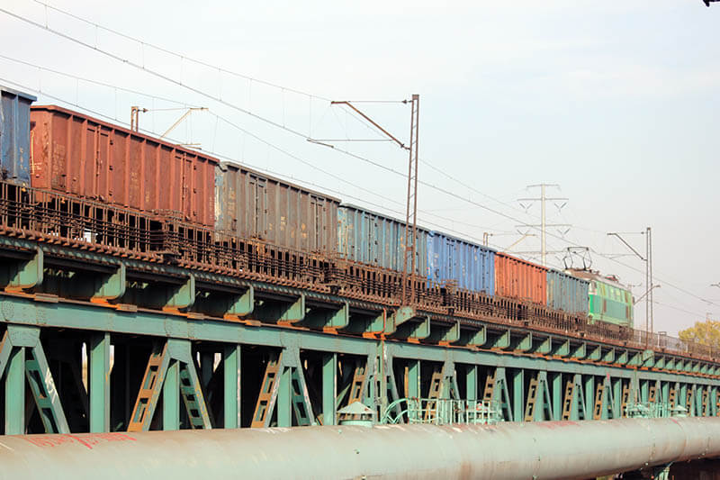 Pociąg towarowy przejeżdża po moście Gdańskim w Warszawie. Wagony towarowe - węglarki.