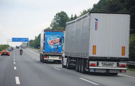 Ciężarówki jadące autostradą