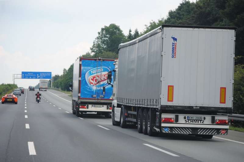 Ciężarówki jadące autostradą
