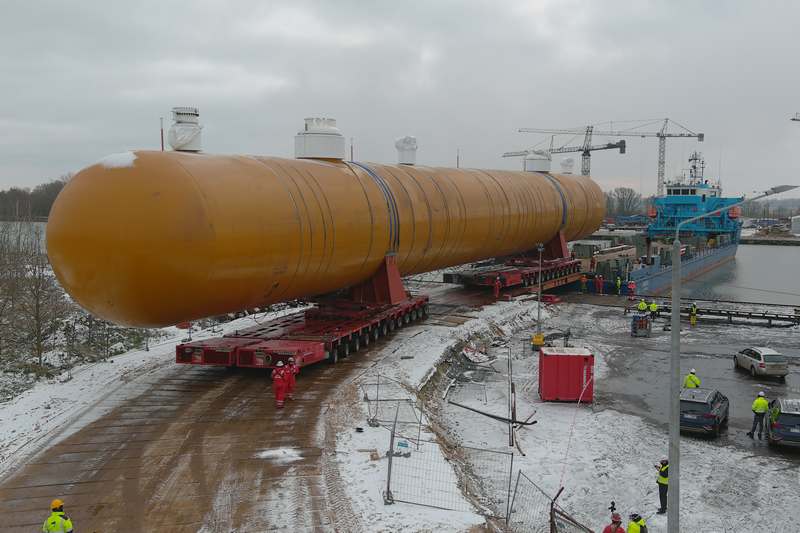 Transport gigantycznego zbiornika do zakładów w Policach