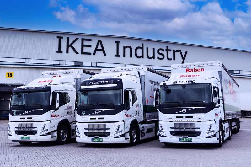 Trzy ciężarówki Volvo FM Electric pod zakładem IKEA.