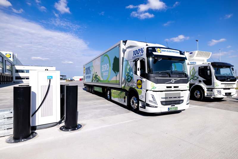 Dwie ciężarówki elektryczne Volvo pod centrum logistycznym Lidl w Błoniu.
