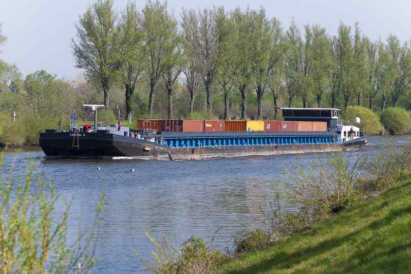Barka z kontenerami na rzece