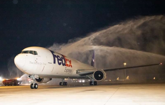 Samolot FedEx na lotnisku polewany wodą.
