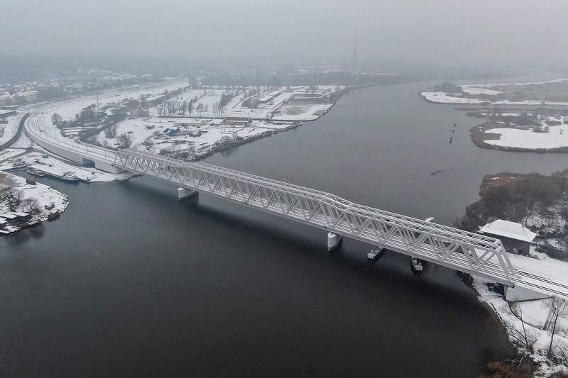 Most na Rogalicy w Szczecinie widziany z góry w zimowy dzień.