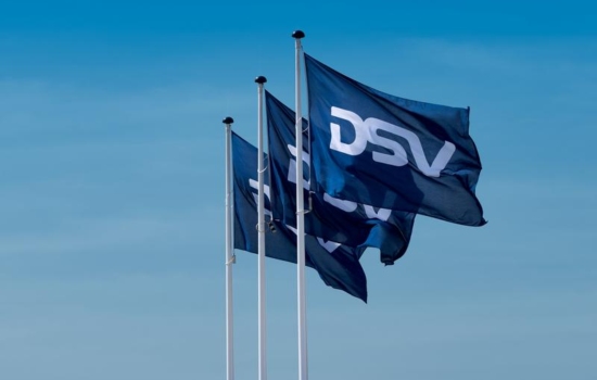 Flagi z logotypem duńskiej firmy logistycznej DSV
