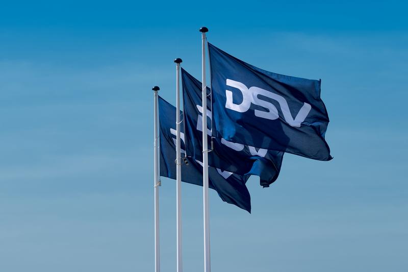 Flagi z logotypem duńskiej firmy logistycznej DSV