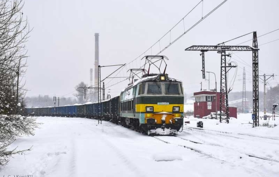 Pociąg PKP Cargo zimą