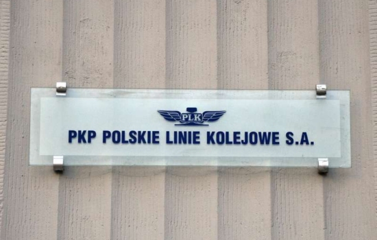 Logotyp na elewacji PKP PLK