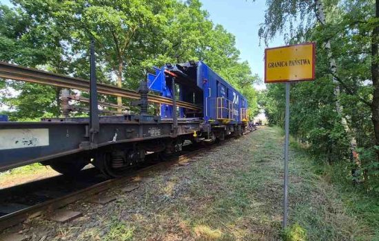 Pociąg przewożący szyny przjeżdża przez granicę polsko-niemiecką