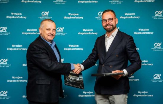 Prezesi Daimler Truck Polska i Truck Care po podpisaniu umowy pozują do zdjęcia.